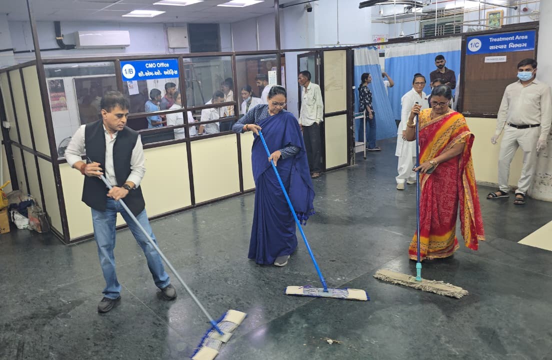 गुजरात के स्वास्थ्य केंद्रों में बड़ा सफाई अभियान, हटाए गए 5 लाख से ज्यादा अनुपयोगी सामान