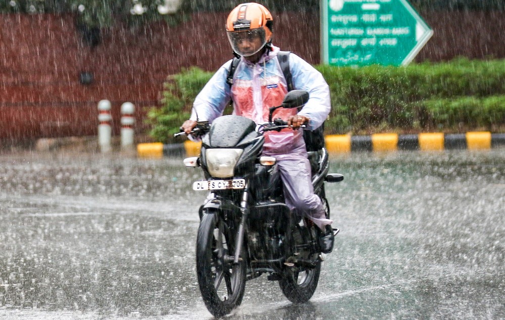Heavy rain alert for Delhi, UP; monsoon covers entire country