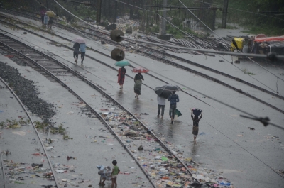 असम में बाढ़ का असर, रेलवे ने कई ट्रेनों को रद्द किया और रूट बदले