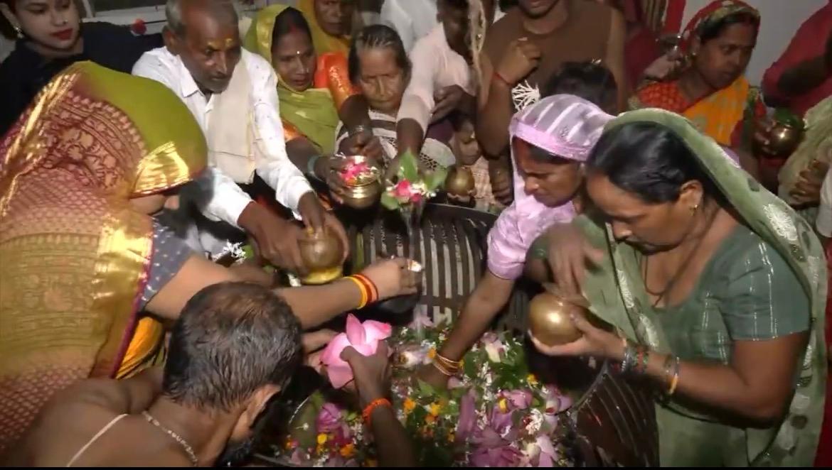 सावन के पहले दिन शिवालयों में उमड़ा आस्था का सैलाब, अयोध्या और काशी विश्वनाथ में श्रद्धालुओं की भारी भीड़