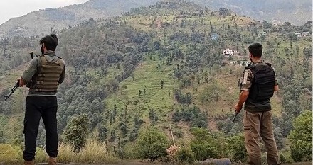 जम्मू-कश्मीर के राजौरी जिले में सुरक्षाबलों ने आतंकी ठिकाने का किया भंडाफोड़