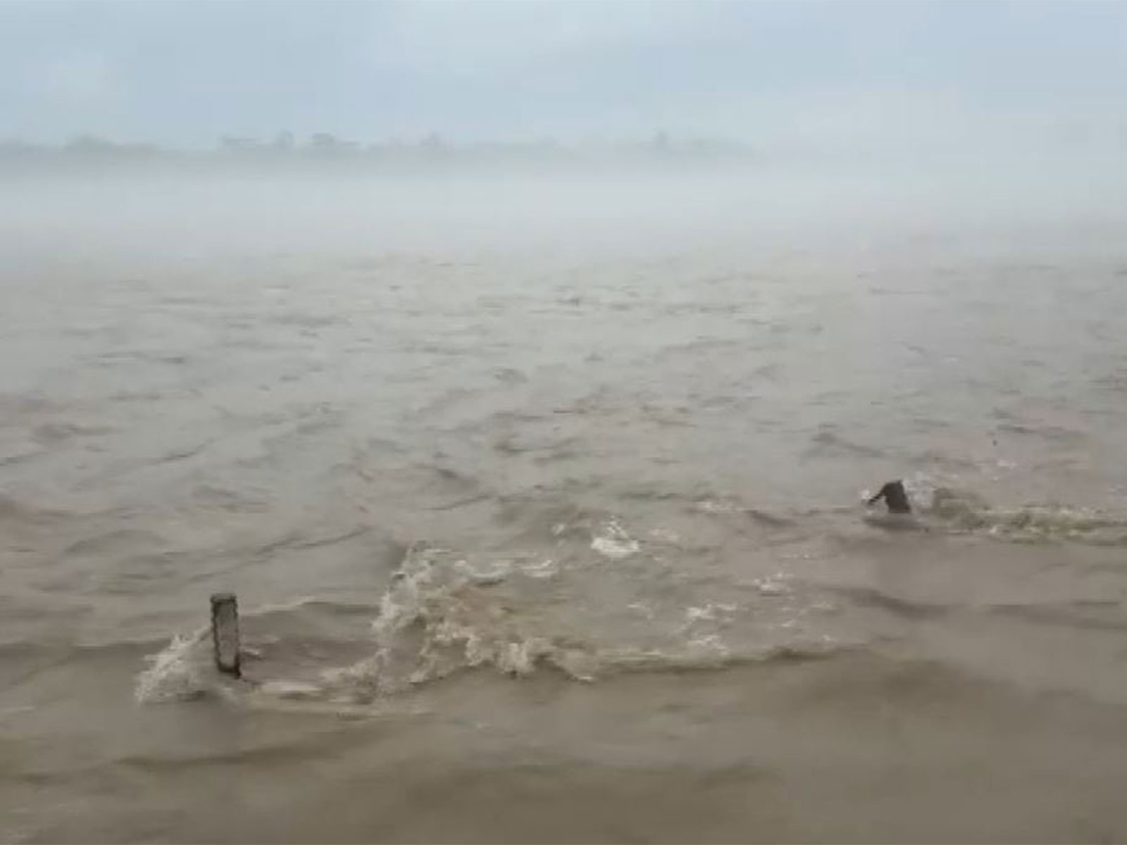 चमोली में भारी बारिश से बद्रीनाथ हाईवे बंद, सड़क खोलने का काम युद्ध स्तर पर जारी