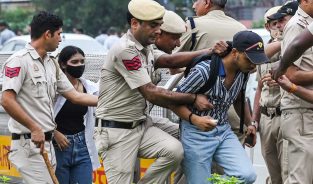 दिल्ली पुलिस ने कनॉट प्लेस में पत्थरबाजी का केस दर्ज किया, दो एसीपी समेत कई पुलिसकर्मी घायल
