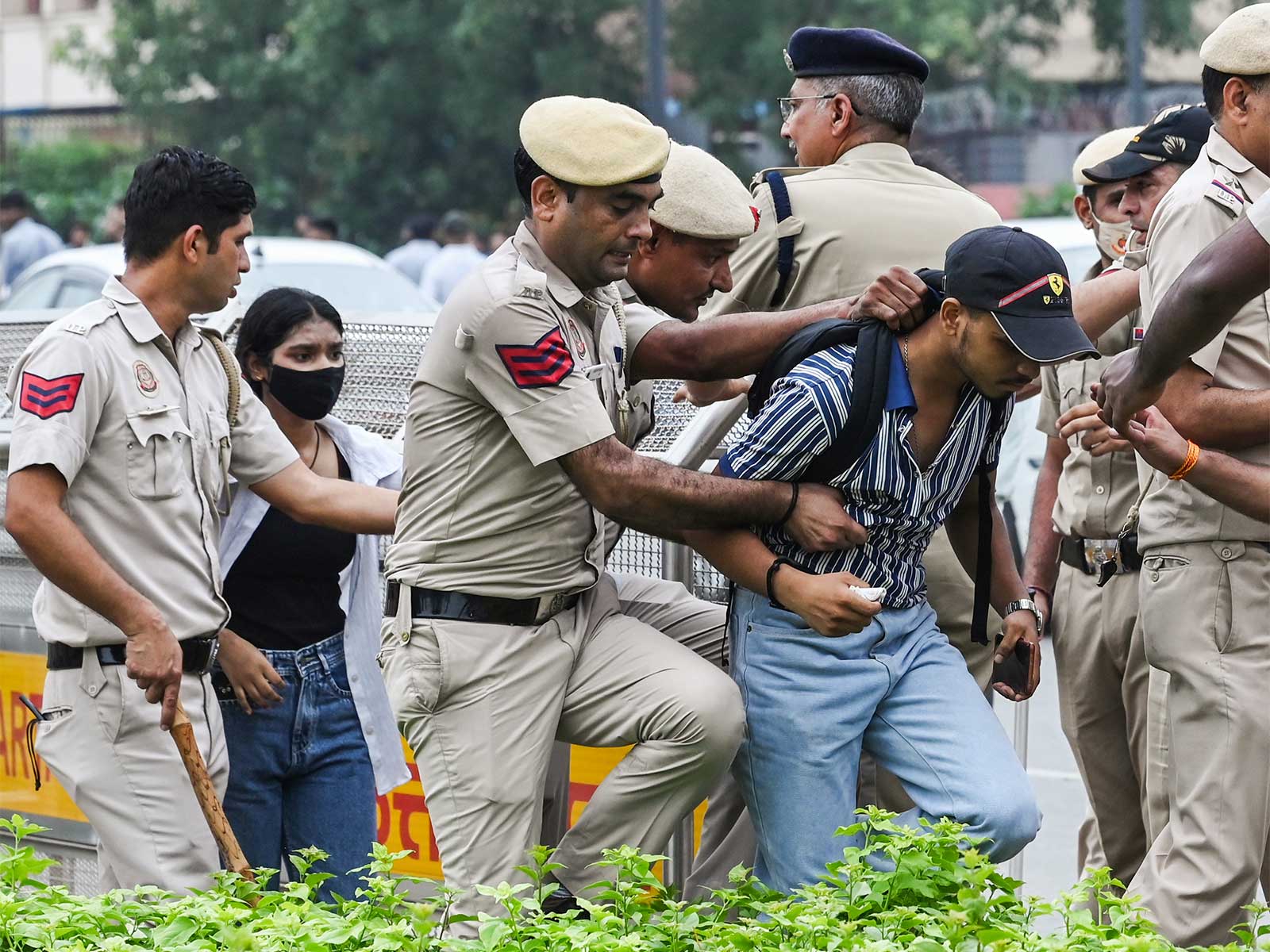 दिल्ली पुलिस ने कनॉट प्लेस में पत्थरबाजी का केस दर्ज किया, दो एसीपी समेत कई पुलिसकर्मी घायल