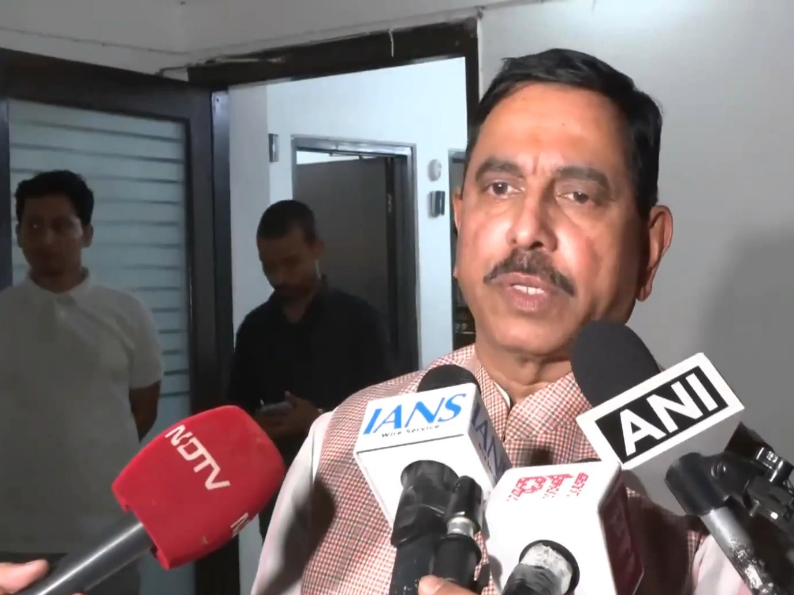 प्रह्लाद जोशी ने संभाला शिक्षा मंत्रालय: बोले- पीएम ने जताया भरोसा, रविवार को ही लीं मैराथन बैठकें