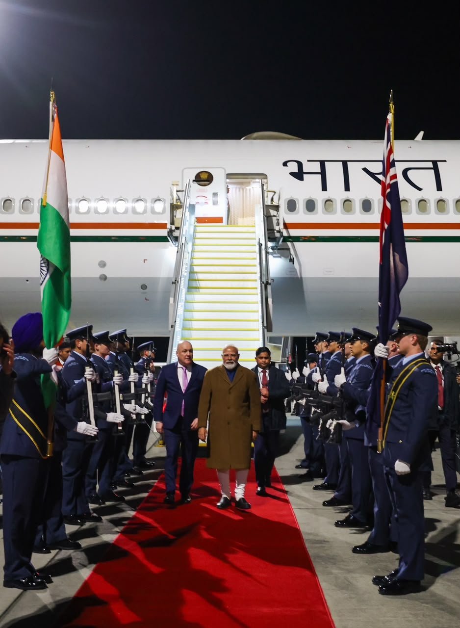 पीएम मोदी पहुंचे ऑकलैंड, एयरपोर्ट पर प्रधानमंत्री लक्सन ने किया स्वागत