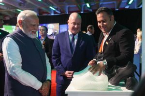पीएम मोदी और न्यूजीलैंड के प्रधानमंत्री लक्सन ने ऑकलैंड में खेल प्रदर्शनी का किया दौरा