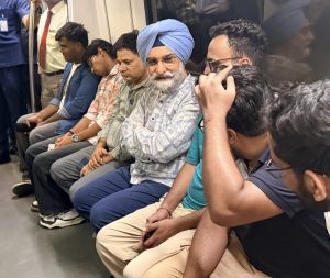 दिल्ली के एलजी तरनजीत सिंह संधू ने मेट्रो में किया सफर, लोगों से की बातचीत