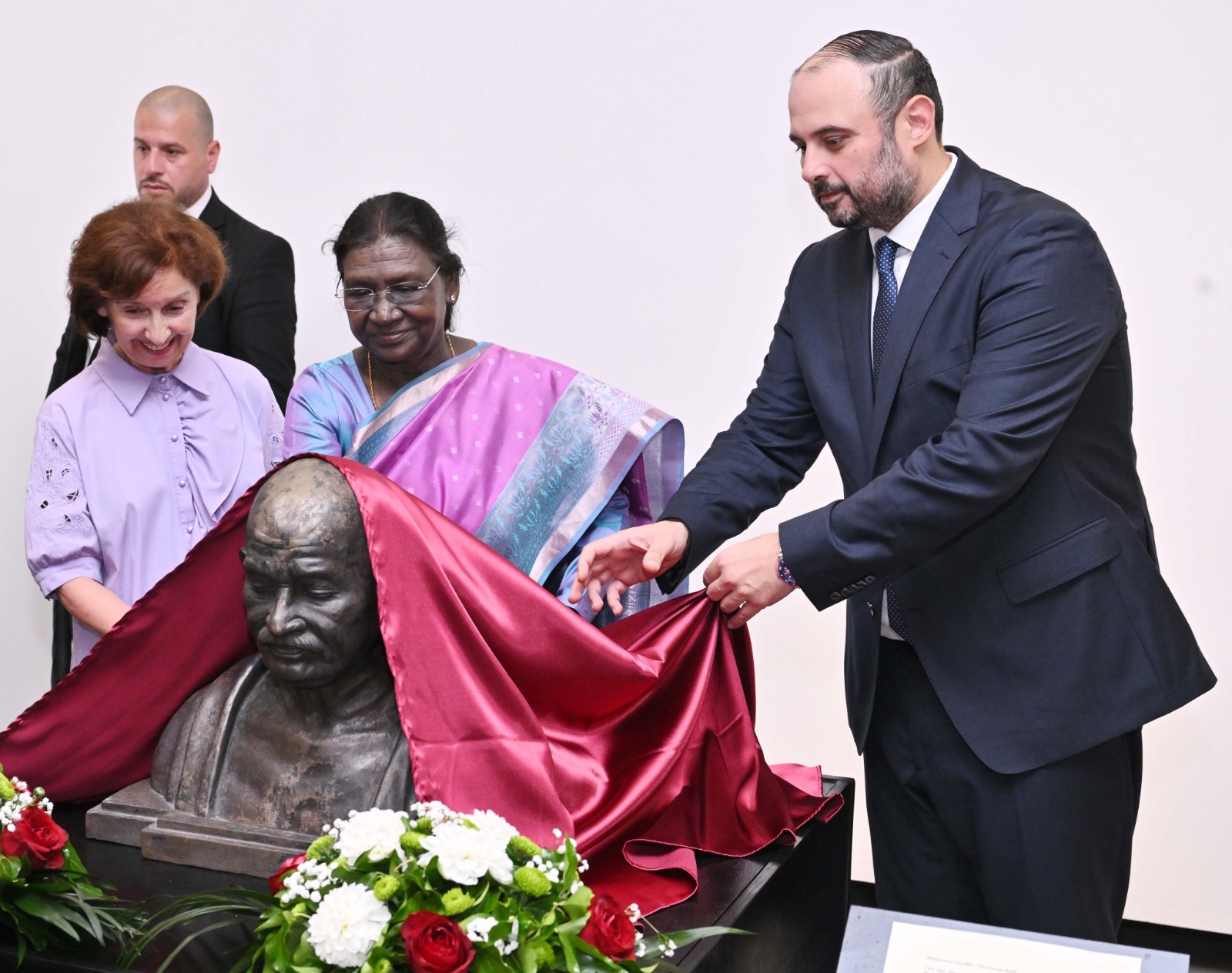 राष्ट्रपति मुर्मु और उत्तर मैसेडोनिया की समकक्ष के साथ स्कोप्जे में महात्मा गांधी की प्रतिमा का किया अनावरण