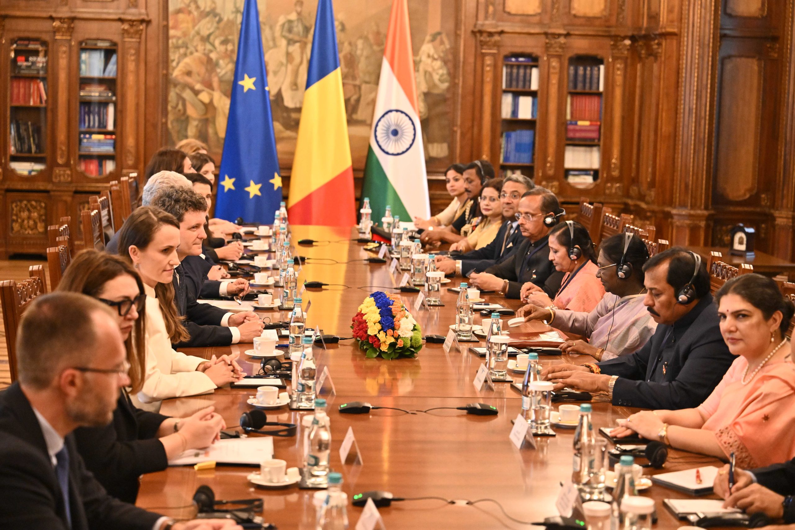 राष्ट्रपति द्रौपदी मुर्मु ने रोमानिया के राष्ट्रपति के साथ द्विपक्षीय बैठक की, प्रतिनिधिमंडल स्‍तर की बातचीत का किया नेतृत्व