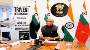 रक्षा मंत्री ने किया सर्व-महिला विश्व परिक्रमा दल का स्वागत, बोले- नारी शक्ति का अद्भुत उदाहरण