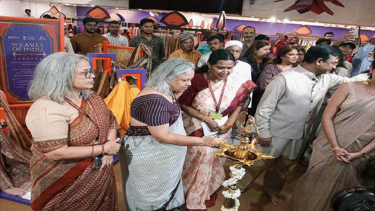 ‘वीव्स ऑफ़ इंडिया’ महोत्सव में दिख रही भारत की समृद्ध हथकरघा विरासत, 116 पारंपरिक बुनाई शैलियों का प्रदर्शन