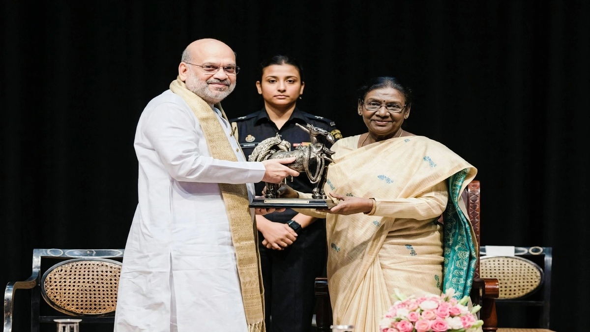 राष्ट्रपति मुर्मु और अमित शाह ने बस्तर के प्रतिनिधियों से किया संवाद, संस्कृति संरक्षण पर दिया जोर