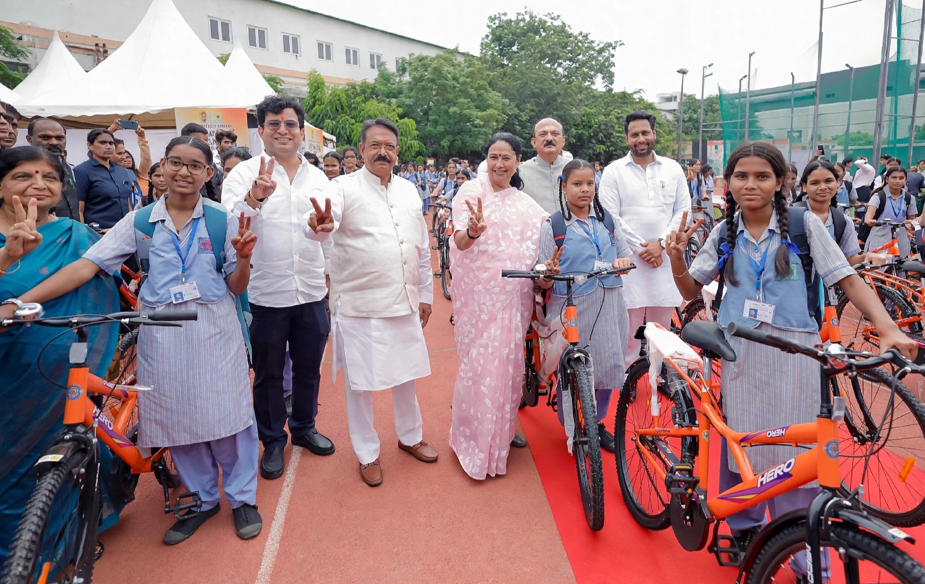 दिल्ली में ‘विद्या वाहिनी’ योजना की शुरुआत, सीएम रेखा गुप्ता ने 3,000 से अधिक छात्राओं को बांटी साइकिलें