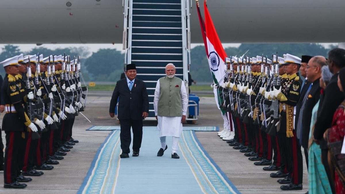 जकार्ता पहुंचे पीएम मोदी, राष्ट्रपति प्रबोवो सुबियांतो ने गर्मजोशी से किया स्वागत