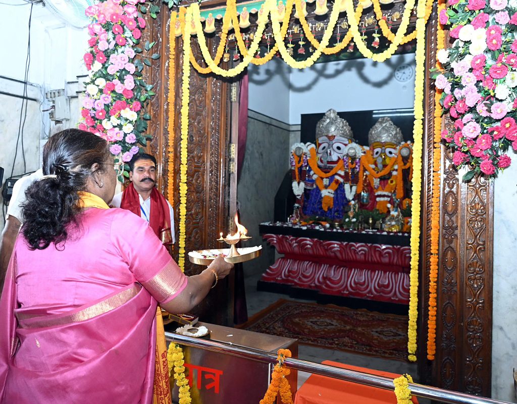 President Draupadi Murmu offers prayers at Jagannath Temple