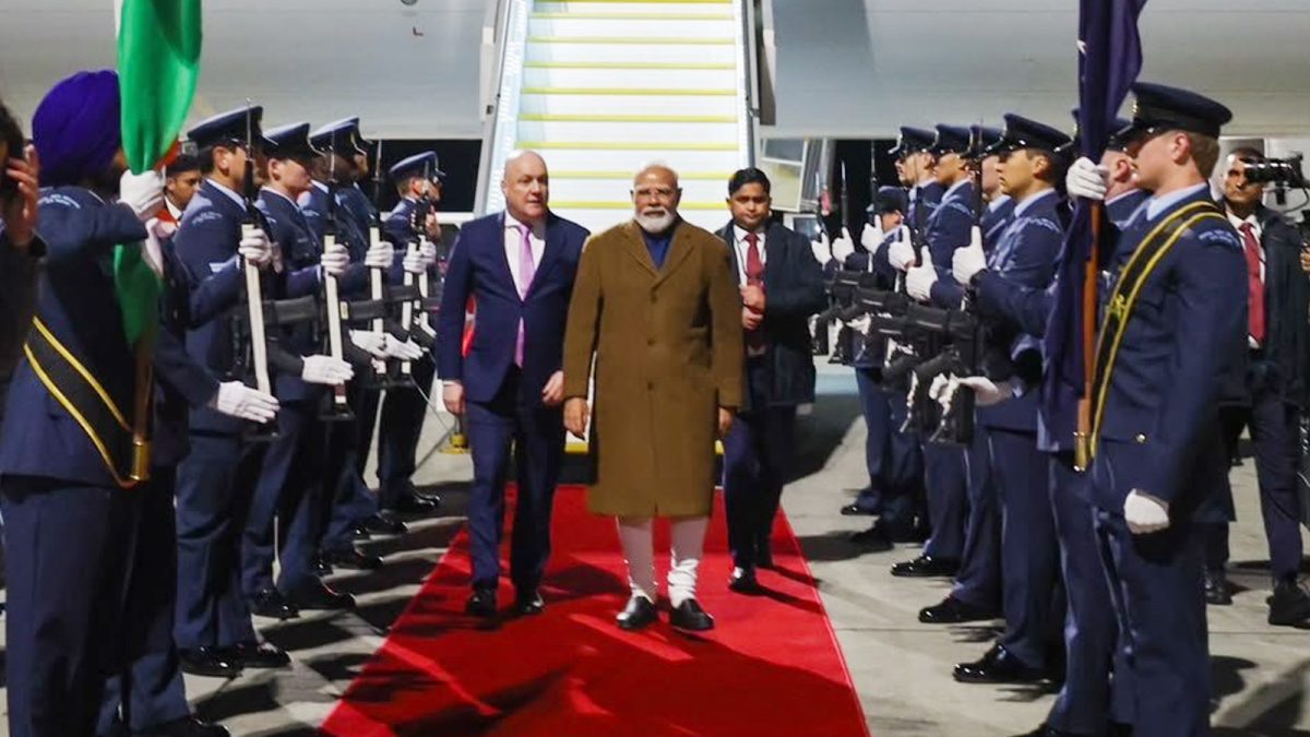 पीएम मोदी का न्यूजीलैंड दौरा शुरू, प्रधानमंत्री क्रिस्टोफर लक्सन ने एयरपोर्ट पर गर्मजोशी से किया स्वागत