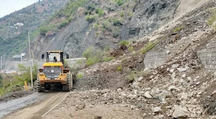 भूस्खलन के कारण जम्मू-श्रीनगर राष्ट्रीय राजमार्ग बंद, काजीगुंड में फंसे सैकड़ों अमरनाथ यात्री