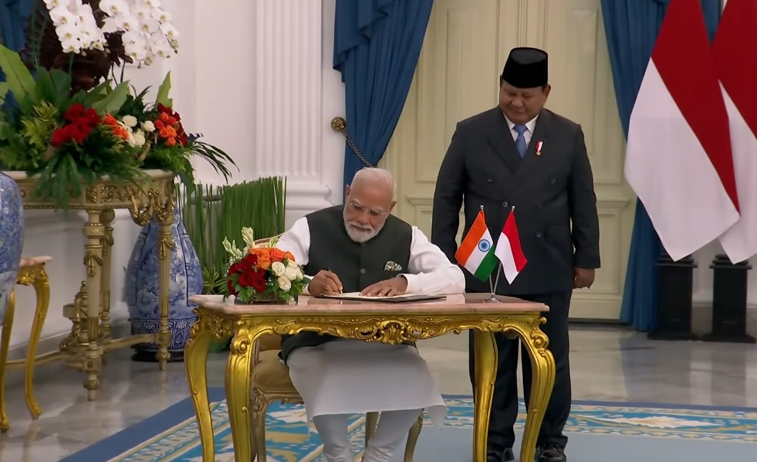 पीएम मोदी ने इस्ताना मर्डेका में गेस्टबुक पर किए हस्ताक्षर 