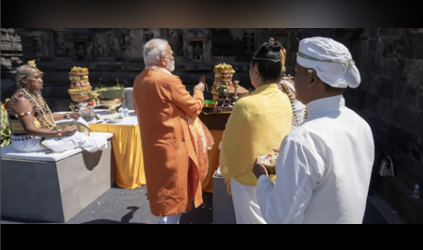 प्रधानमंत्री नरेंद्र मोदी ने इंडोनेशिया के प्रम्बानन मंदिर में की आरती