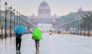 दिल्ली-एनसीआर में बारिश का दौर जारी, मौसम हुआ सुहावना