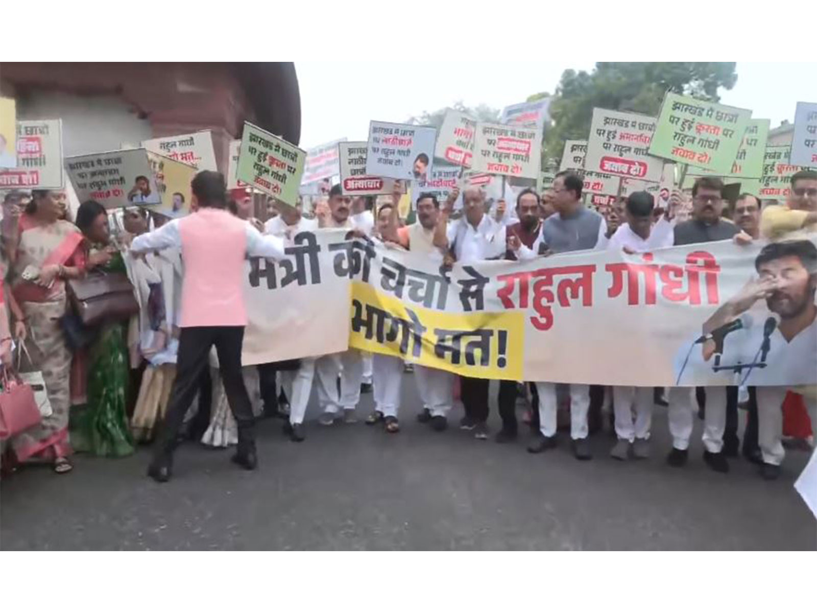 एनडीए सांसदों का संसद में विरोध मार्च, राहुल गांधी पर दोहरे मापदंड का आरोप