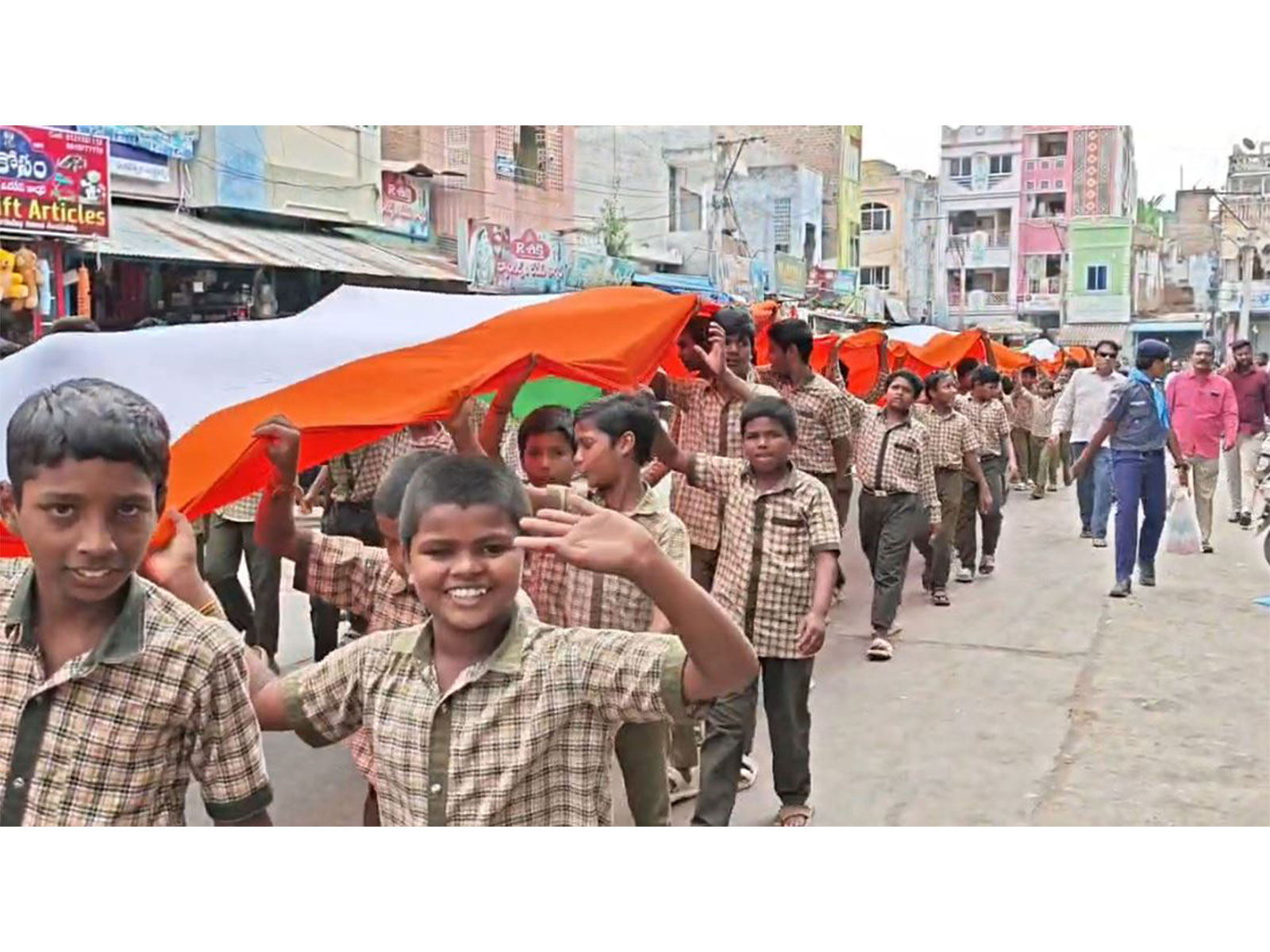 आंध्र प्रदेश: मार्कापुरम में युवाओं ने 330 फुट लंबा तिरंगा लेकर निकाली भव्य रैली