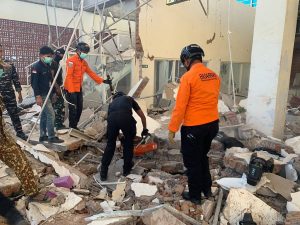 Thousands evacuate after Indonesia quake kills 53, aftershocks hamper rescue efforts