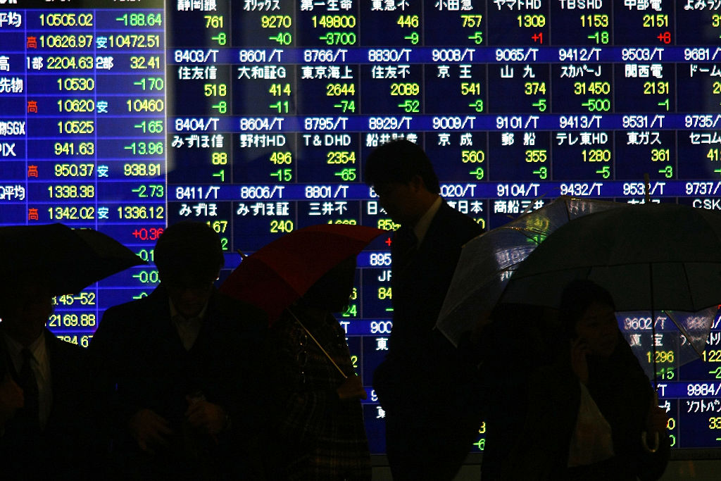 Oil prices climb again, as global stocks gain