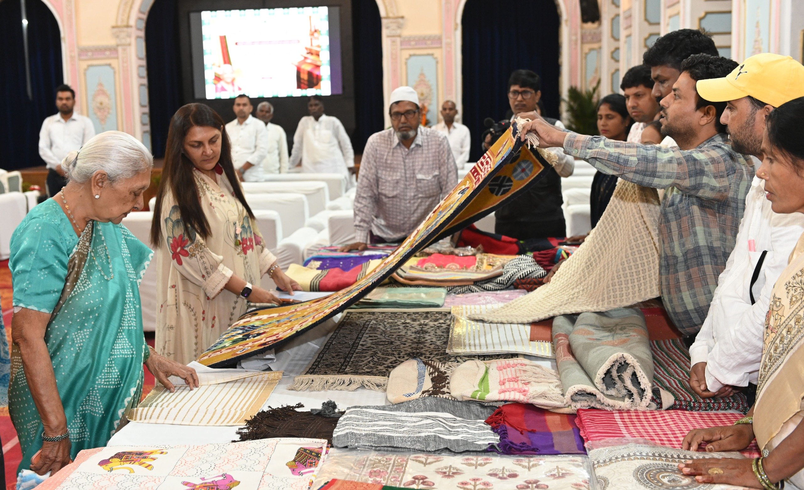 हस्तशिल्प विश्वविद्यालय की दिशा में काम जारी, बुनकरों-शिल्पकारों को मिलेगी नई पहचान : आनंदीबेन पटेल