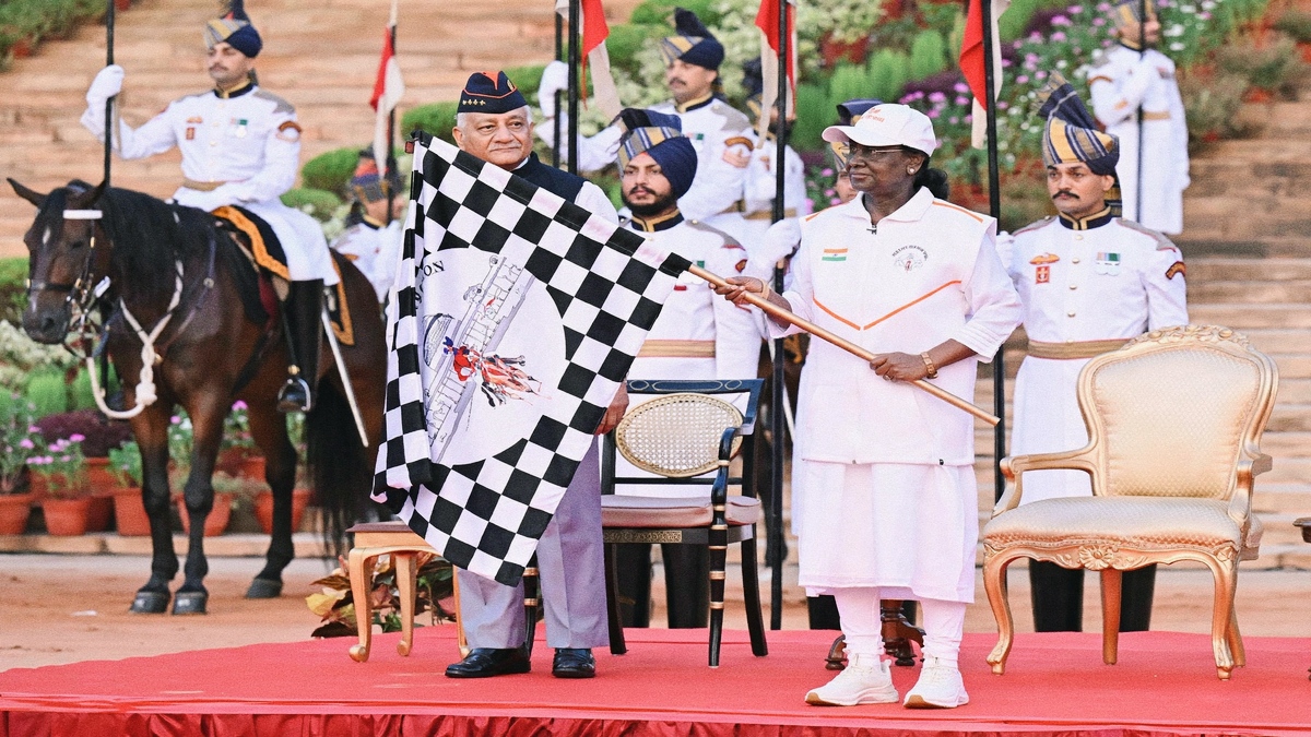 राष्ट्रपति मुर्मु ने पीबीजी सोल्जरथॉन को दिखाई हरी झंडी, मांडविया ने एनसीसी साइक्लोथॉन में लिया हिस्सा