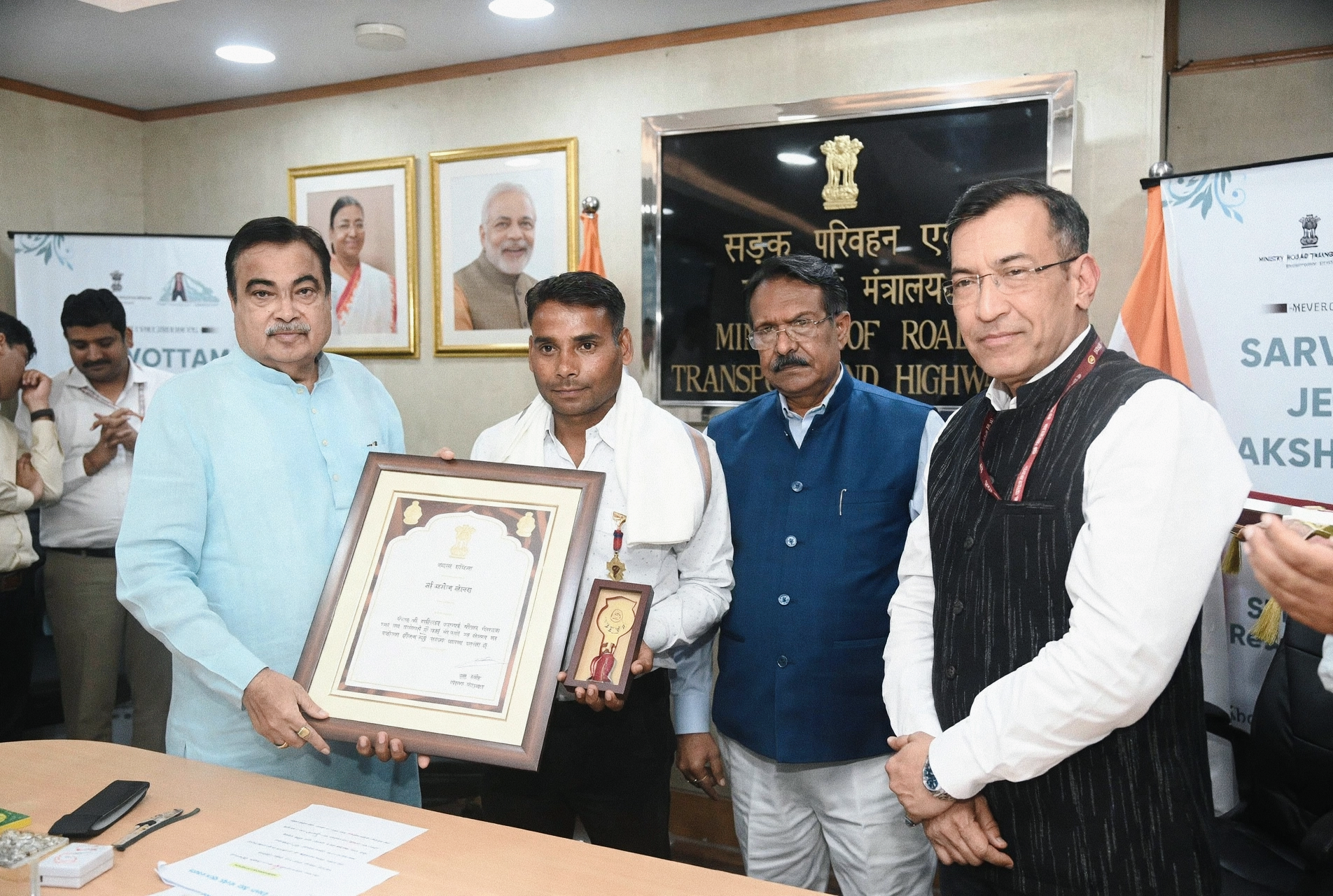 सिल्क्यारा सुरंग बचाव के 12 रैट माइनर्स को सर्वोत्तम जीवन रक्षा पदक, गडकरी ने किया सम्मानित
