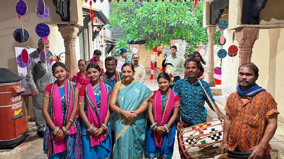 राष्ट्रीय हथकरघा दिवस पर निमुबेन बांभणिया ने बुनकरों और कारीगरों से किया संवाद