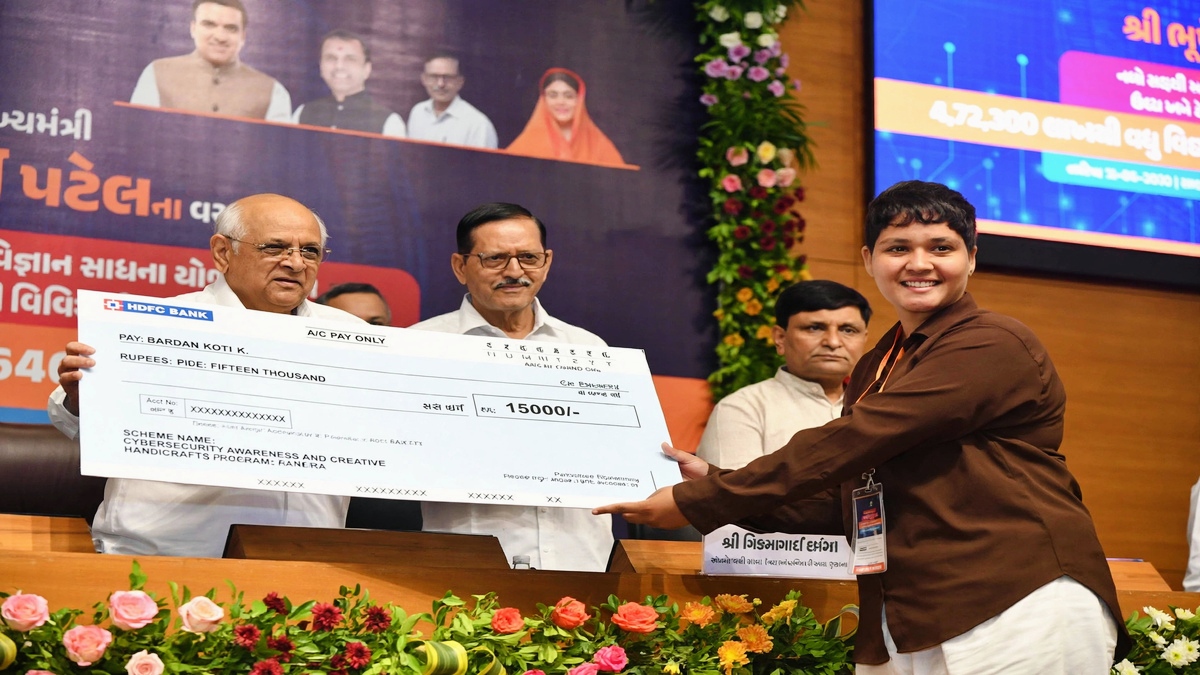 गुजरात में 4.72 लाख से ज्यादा छात्रों को 646 करोड़ रुपए की शैक्षिक सहायता, नमो लक्ष्मी योजना से बेटियों को बड़ी मदद