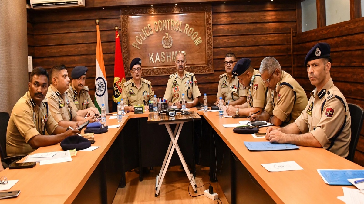 जम्मू-कश्मीर में हाई अलर्ट के बीच डीजीपी ने पुलिस-सीएपीएफ के साथ की सुरक्षा समीक्षा