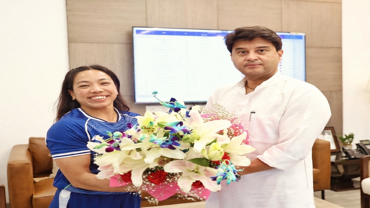 ऐतिहासिक राष्ट्रमंडल जीत के बाद ज्योतिरादित्य सिंधिया ने मीराबाई चानू से की मुलाकात, पूर्वोत्तर में खेल प्रतिभाओं को बढ़ावा देने पर जोर