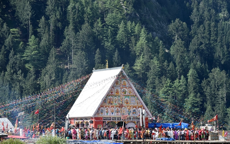 जम्मू-कश्मीर के किश्तवाड़ में वार्षिक मचैल माता यात्रा की पवित्र छड़ी पद्दर के लिए रवाना