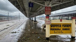 प्रयागराज में जलभराव से रामबाग स्टेशन पर ट्रेनों का परिचालन फिलहाल निलंबित