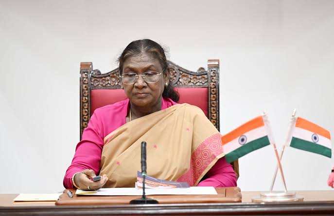 राष्ट्रपति मुर्मु ने वंदे मातरम् के अपमान को अपराध बनाने वाले विधेयक को मंजूरी दी