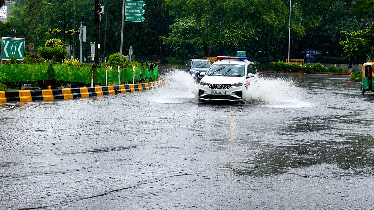 दिल्ली-NCR में झमाझम बारिश से कई जगहों पर जलभराव की स्थिति, आंधी-तूफान और बिजली गिरने का रेड अलर्ट जारी