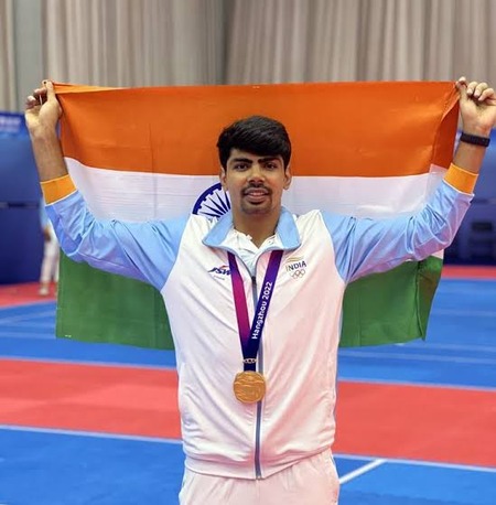 Asian Games 2026 : ओपनिंग सेरेमनी में तेजिंदरपाल तूर की जगह पवन सहरावत होंगे भारत के फ्लैग-बेयरर