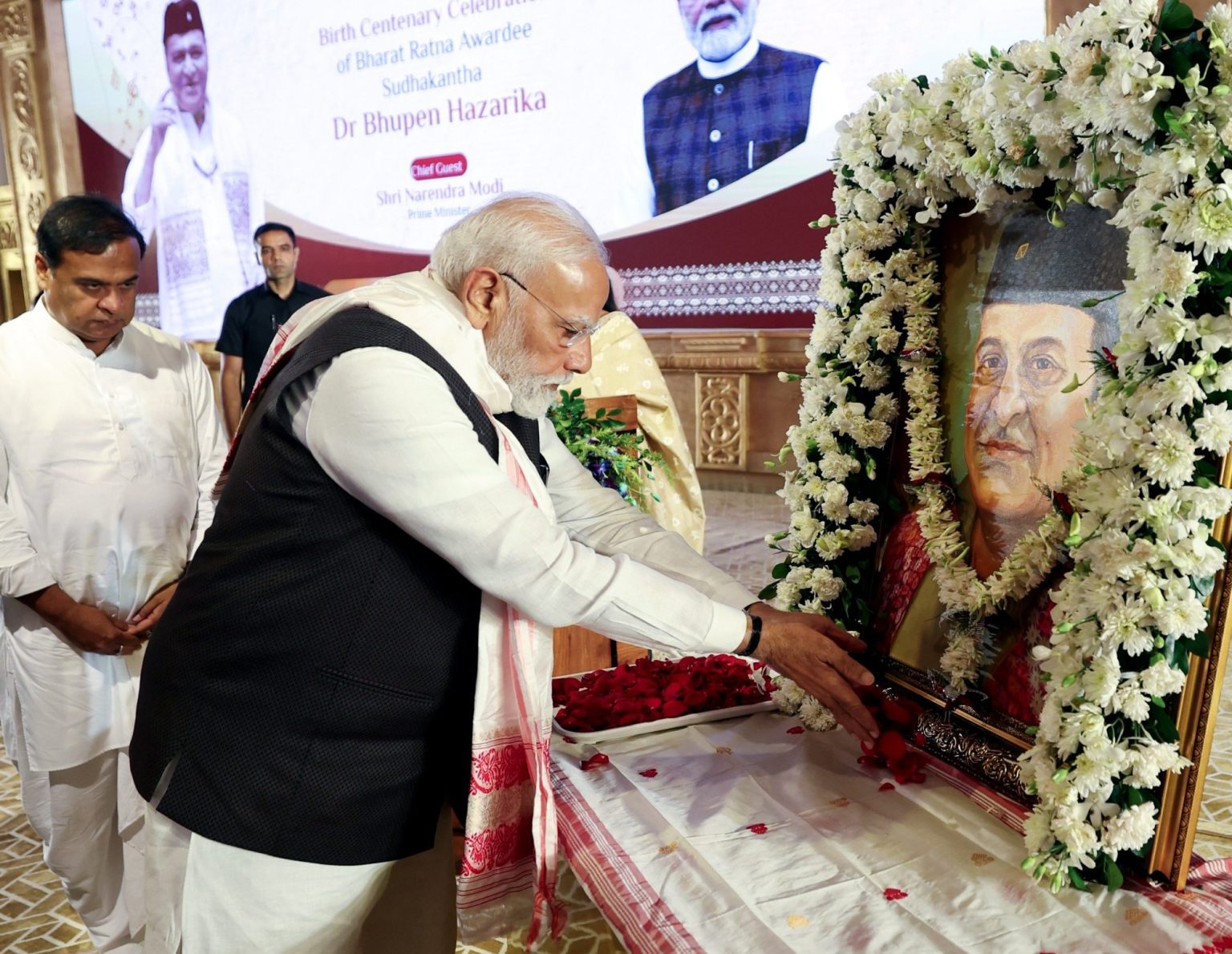 डॉ. भूपेन हजारिका की 100वीं जयंती पर प्रधानमंत्री मोदी और गृह मंत्री अमित शाह समेत कई नेताओं ने दी श्रद्धांजलि