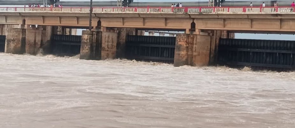बिहार में गंडक का जलस्तर 91.25 मीटर के नए रिकॉर्ड पर; तटबंधों पर भारी दबाव, तीन स्थानों पर क्षति