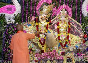 ‘जय कन्हैया लाल की’ : मथुरा, दिल्ली से लेकर नोएडा तक उत्सव, कृष्ण के जन्म पर हर तरफ उल्लास