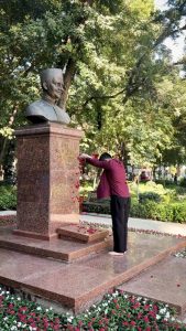 ताशकंद में राघव चड्ढा ने लाल बहादुर शास्त्री को दी श्रद्धांजलि, शास्त्री स्ट्रीट पर पहुंचकर किया नमन