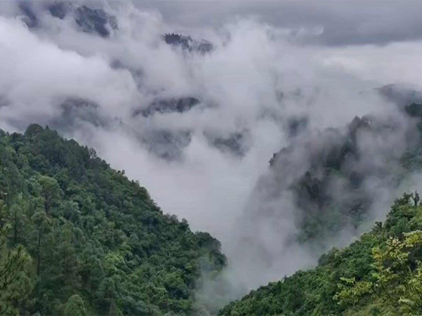 भारी बारिश के बाद उत्तराखंड की नदियां उफान पर, भूस्खलन और बाढ़ से बढ़ी चिंता