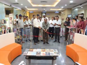 IIT (BHU) में हिंदी पुस्तकों की प्रदर्शनी, 400 नई और महत्वपूर्ण पुस्तकें प्रदर्शित, द कम्प्लीट वर्क्स ऑफ पंडित मदन मोहन मालवीय’ आकर्षण का केंद्र