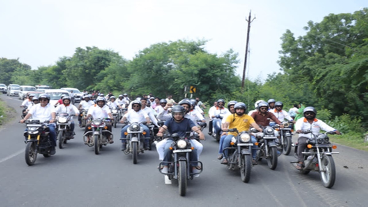 वडनगर से वाराणसी तक ‘सेवा यात्रा’, 35,500 किलोमीटर की बाइक यात्रा से गांव-गांव पहुंच रहा सेवा का संदेश