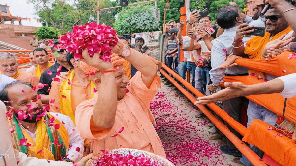 जन्माष्टमी पर श्रीकृष्ण जन्मभूमि पहुंचे सीएम योगी, श्रद्धालुओं पर की पुष्प वर्षा