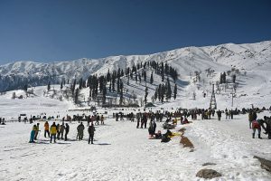 Jammu-kashmir: गुलमर्ग में मौसम की पहली बर्फबारी, पर्यटक उठा रहे लुफ्त